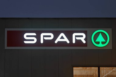 Kaliningrad, Rusya - 02.05.2021 - süpermarketlerden birinde spor logosu. Akşamleyin şirket neon levha kapanı. Uluslararası perakende zinciri ve bayiliği.
