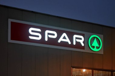 Kaliningrad, Rusya - 02.05.2021 - süpermarketlerden birinde spor logosu. Akşamleyin şirket neon levha kapanı. Uluslararası perakende zinciri ve bayiliği.