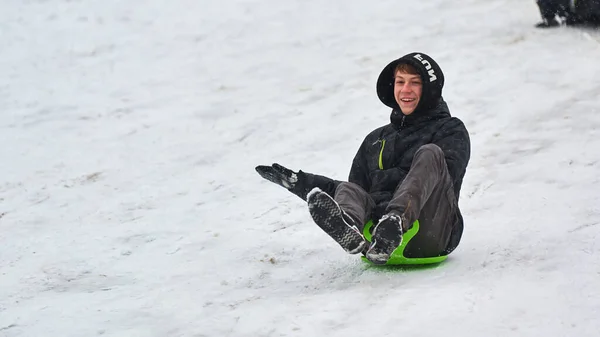 Moskou 2021 Tienerjongen Glijdt Slee Rolt Van Besneeuwde Glijbaan Sleeën — Stockfoto