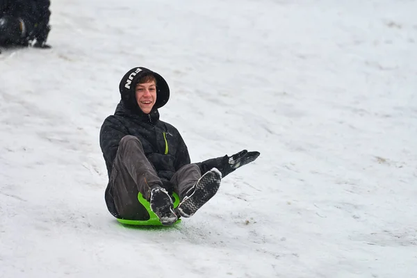 モスクワ 2021 そりで10代の男の子のスライド 雪のスライドを転がす 冬のスポーツ — ストック写真
