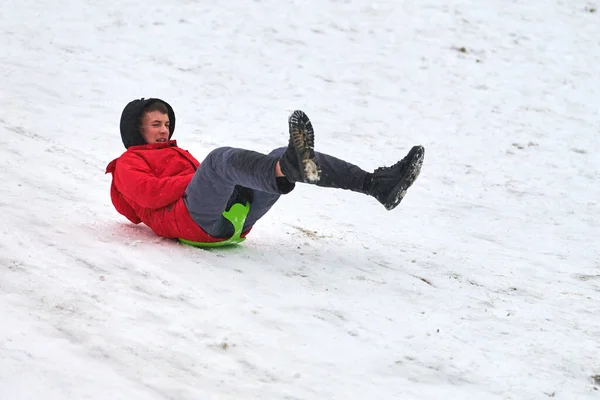 モスクワ 2021 そりで10代の男の子のスライド 雪のスライドを転がす 冬のスポーツ — ストック写真