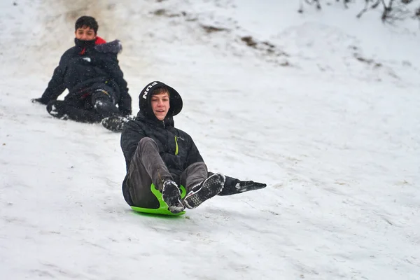 モスクワ 2021 そりで10代の男の子のスライド 雪のスライドを転がす 冬のスポーツ — ストック写真