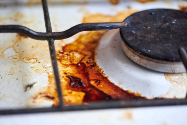 Yemek artıklarıyla birlikte kirli yağ sobası. Yağlı lekeleri, eski yağ lekeleri, kızartma noktaları ve yağ lekeleri olan kirli bir mutfak mutfağı..