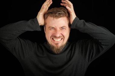 Yorgun sakallı adam portresi, baş ağrısı, siyah arkaplan. Aşırı çalışma, baş ağrısı konsepti. Siyah polo yakalı genç adam. Öfkeli adamı işaret etmekten yorgun ve bitkin düştüm..