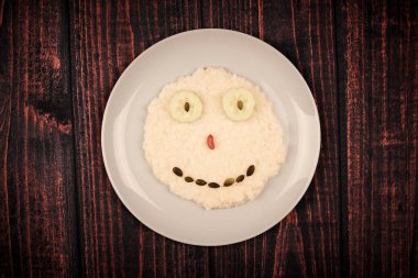 Yemek gülen surat. Pirinç, fındık ve salatalık ile komik yeme konsepti.