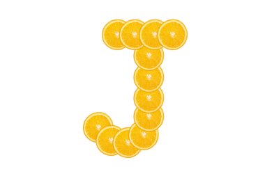 Dilimlenmiş turuncu alfabe - J harfi. İzole edilmiş beyaz arka plan. Taze sağlıklı portakal meyvesi. Sulu yazı tipi.