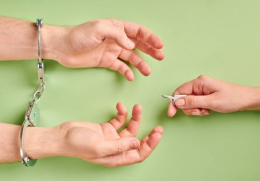 Mahkûmun serbest bırakılması. Elleri kelepçeli. Hapsedilme konsepti. Özgürlükten yoksun bırakma.