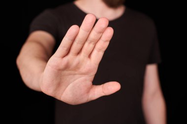 El işaretini durdur. Siyah tişörtlü adam şarkı söylemeyi kesiyor. Hayır de, konsepti reddet.