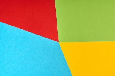 Ünlü bilgisayar şirketinin renklerinde kağıtlar, yazılım üreticisi logosu. Kırmızı, yeşil, mavi, sarı kağıt renkleri. Şirket logosu konsepti. Soyut arkaplan.