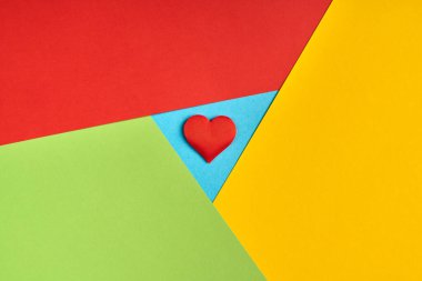 Kağıttan favori tarayıcı logosu. Kırmızı, sarı, yeşil ve mavi renkler. Kırmızı kalpli, renkli ve parlak bir logo..