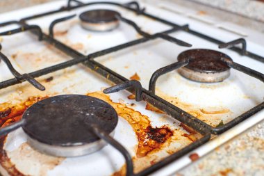 Yemek artıklarıyla birlikte kirli yağ sobası. Yağlı lekeleri, eski yağ lekeleri, kızartma noktaları ve yağ lekeleri olan kirli bir mutfak mutfağı..