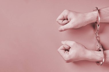 Ellerinizi kelepçeleyin, kopyalayın. Hapsedilme konsepti. Özgürlükten mahrum olmak ve failleri tutuklamak. Yumruklar.