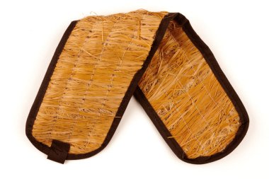 Doğal bez, izole edilmiş beyaz arka plan. Ihlamur kabuğundan çevre dostu bez. Bast temizleyici.