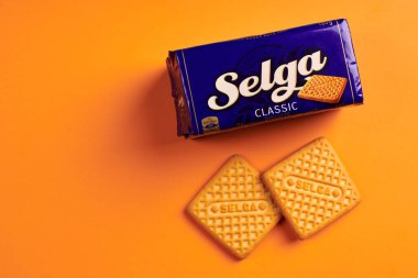 KALININGRAD, RUSSIA - 03.27.2021 Selga bisküvileri. Turuncu arka planda leziz Letonya SELGA kurabiyeleri. Tatlı atıştırmalık.