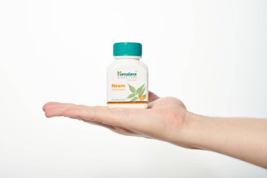 KALINGRAD, RUSSIA - 03.07.2020 - Himalaya Neem ayurveda beslenme desteği sivilceye neden olan bakterilerin sebep olduğu iltihabı hafifletmek için. İzole edilmiş beyaz arkaplan.