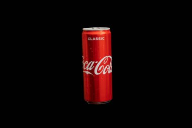 KALININGRAD, RUSSIA - 13 Mart 2021 - Coca Cola kutusu, siyah arkaplan. Klasik kola kavanozu, karbonatlı meşrubat. Coca-Cola Şirketi tarafından üretildi..
