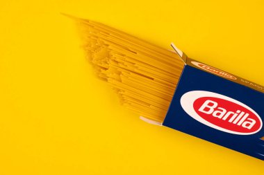KALININGRAD, RUSSIA - 03.27.2021 Barilla spagetti paketi, sarı arkaplan. 5 numaralı spagetti ana baskısı. Paketli İtalyan makarnası..