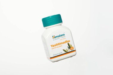 KALINGRAD, RUSSIA - 03.07.2020 - Himalaya Yashtimadhu ayurveda diyet ilavesi iltihabı azaltarak gastrik ve duodenal ülserleri iyileştirmek için. İzole edilmiş beyaz arkaplan.