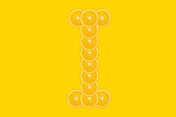 Geschnittenes Orangefarbenes Alphabet Buchstabe Gelber Hintergrund Frische Gesunde Orangenfrüchte Saftige — Stockfoto
