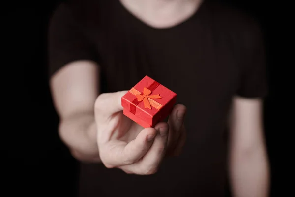 Röd Presentask Handen Alla Hjärtans Gåva Liten Bröllopspresent Från Människan — Stockfoto