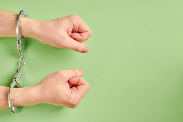 Handen Handboeien Kopieer Ruimte Gevangenisconcept Vrijheidsberoving Aanhouding Van Daders Vuisten — Stockfoto