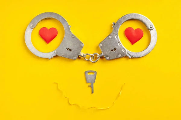 Хустки Посміхаються Жовтому Тлі Концепція Свободи Тюремне Язнення Позбавлення Волі — стокове фото