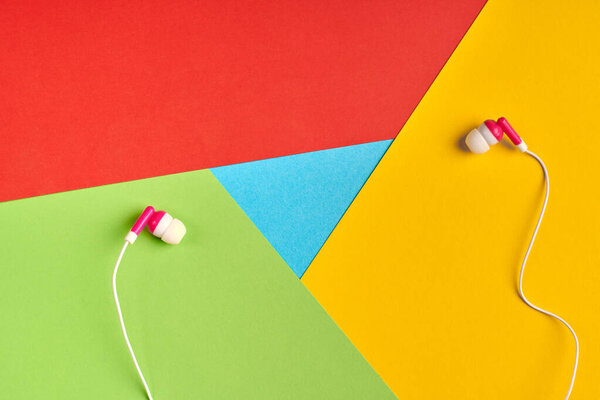 Популярный логотип браузера из бумаги. Наушники на логотипе. Аудио, мультимедийная концепция. Красный, желтый, зеленый и синий цвета. Разноцветный и яркий логотип