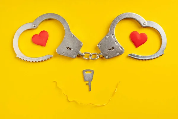 Handboeien Glimlachen Vorm Gele Achtergrond Vrijheidsconcept Gevangenis Vrijheidsbeneming Aanhouding Van — Stockfoto
