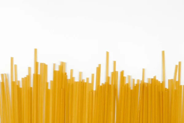 Ongekookte Spaghetti Witte Achtergrond Bunch Van Italiaanse Pasta Bovenaanzicht Platte — Stockfoto