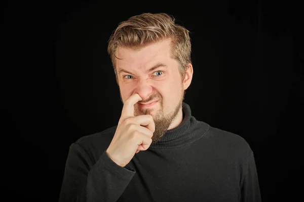 Grappige Man Met Een Baard Die Zijn Neus Pikt Zwarte — Stockfoto