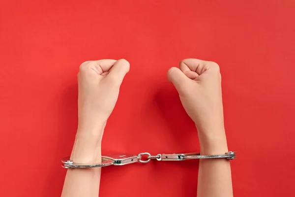 Handen Handboeien Rode Achtergrond Gevangenisconcept Vrijheidsberoving Aanhouding Van Daders Vuisten — Stockfoto