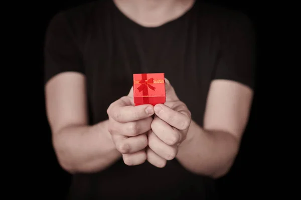 Röd Presentask Handen Alla Hjärtans Gåva Liten Bröllopspresent Från Människan — Stockfoto