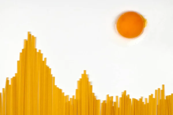 Zon Bergen Ongekookte Spaghetti Vorm Van Heuvels Als Zon Reizen — Stockfoto