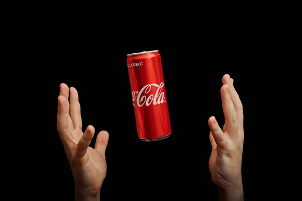 卡琳格拉德 俄克拉荷马州 2021年3月13日 手抓住可口可乐罐 黑色背景 经典的可乐罐碳酸饮料由可口可乐公司制造 — 图库照片