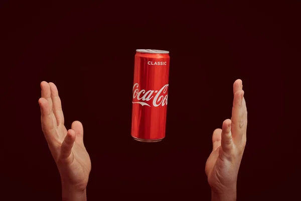 卡琳格拉德 俄克拉荷马州 2021年3月13日 手抓住可口可乐罐 红色背景 经典的可乐罐碳酸饮料由可口可乐公司制造 — 图库照片