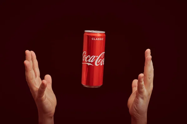 Kaliningrad Russie Mars 2021 Mains Attraper Coca Cola Can Fond — Photo