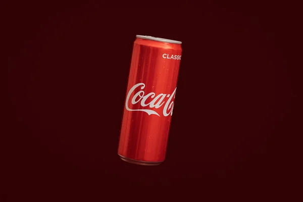 Kalininingrad Russia March 2021 Coca Cola Doboz Piros Háttér Klasszikus — Stock Fotó