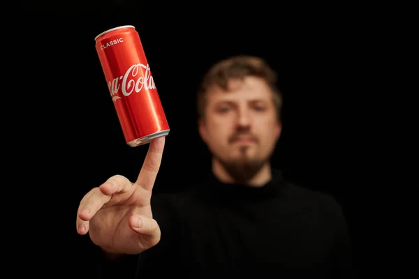 Kaliningrad Russia March 2021 Man Coca Cola Can Finger Black — Stock Fotó