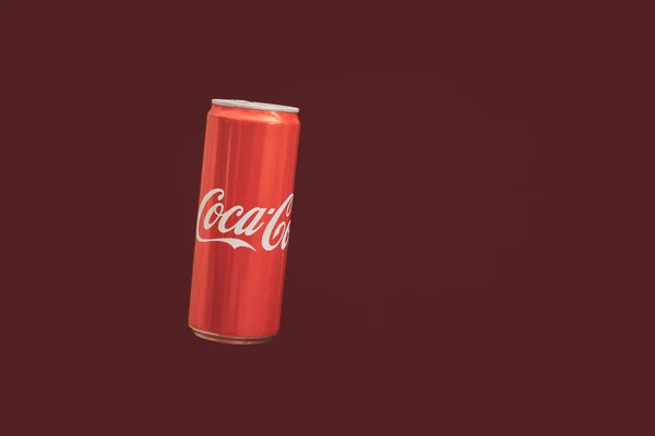 Kaliningrad Russie Mars 2021 Coca Cola Peut Fond Rouge Pot — Photo