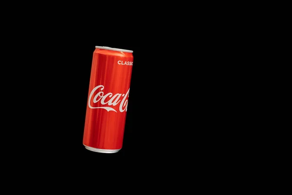卡琳格拉德 俄克拉荷马州 2021年3月13日 可口可乐罐头 黑色背景 经典的可乐罐碳酸饮料由可口可乐公司制造 — 图库照片