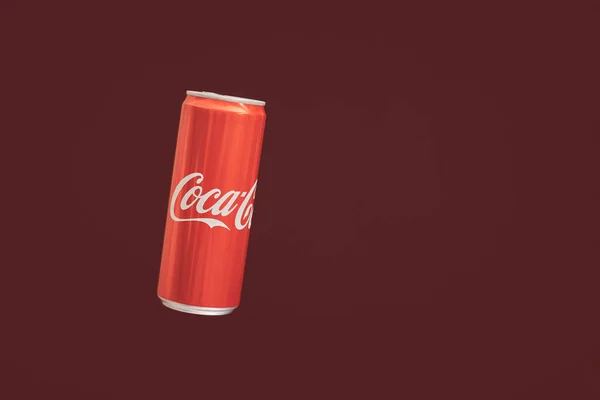 Calingrado Russia Marzo 2021 Lattina Coca Cola Fondo Rosso Classico — Foto Stock