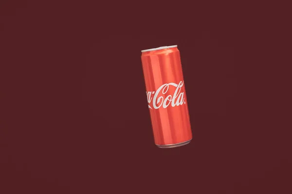 Kalininingrad Rússia Março 2021 Coca Cola Lata Fundo Vermelho Frasco — Fotografia de Stock
