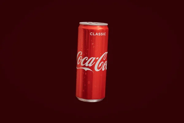 加里宁格勒 罗萨州 2021年3月13日 可口可乐可以 红色背景 经典的可乐罐碳酸饮料由可口可乐公司制造 — 图库照片
