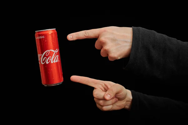 Калининград Россия Марта 2021 Руки Указывают Банку Кока Колы Черный — стоковое фото