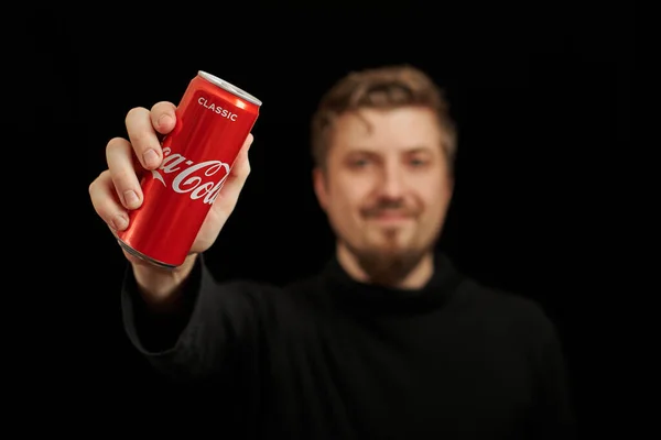 Kaliningrad Russia Március 2021 Fiatal Srác Coca Cola Lehet Kezében — Stock Fotó