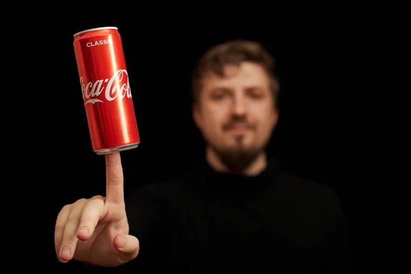 Kaliningrad Russia Mart 2021 Parmağında Coca Cola Kutusu Olan Adam — Stok fotoğraf