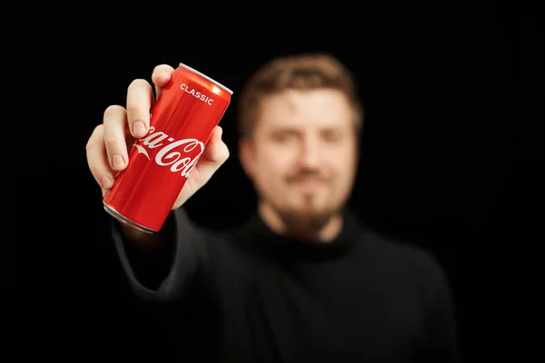 Kaliningrad Russia Március 2021 Fiatal Srác Coca Cola Lehet Kezében — Stock Fotó