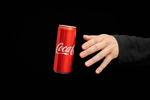卡琳格拉德 俄克拉荷马州 2021年3月13日 手伸向可口可乐罐 黑色背景 经典的可乐罐碳酸饮料由可口可乐公司制造 — 图库照片