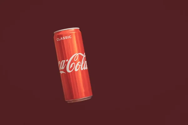 Kaliningrad Russie Mars 2021 Coca Cola Peut Fond Rouge Pot — Photo