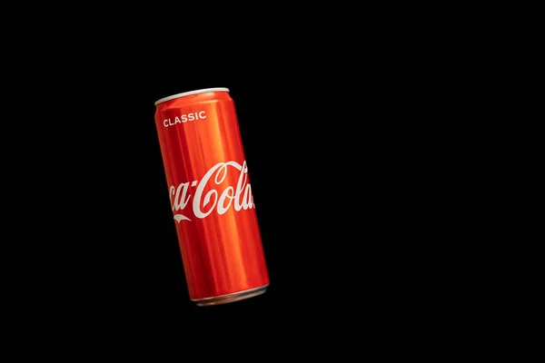 Kaliningrad Russia Mart 2021 Coca Cola Kutusu Siyah Arkaplan Klasik — Stok fotoğraf